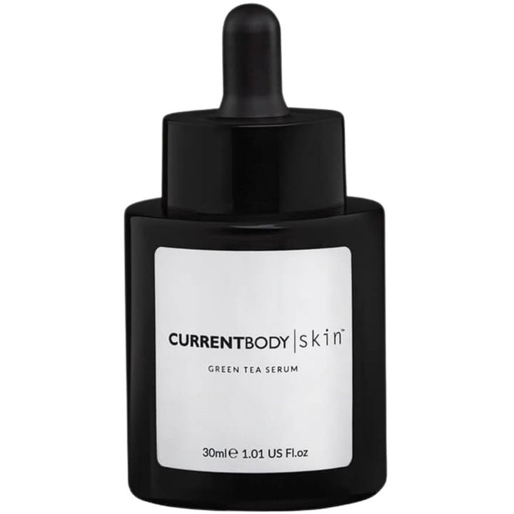 CurrentBody Skin Green Tea Serum 30 ml beroligende ansigtsserum i sort glasflaske med hvid etiket og pipette.