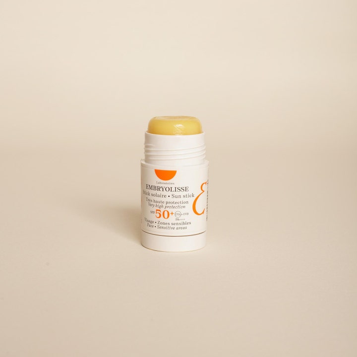 Embryolisse Sun Stick SPF50+ 15 g solstift beskytter sensitive områder i hvidt hylster med synlig gul tekstur