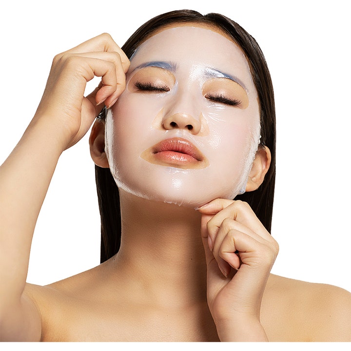 Starskin The Gold Mask 40 g revitaliserende bio-cellulose sheet mask anvendt på en kvindes ansigt
