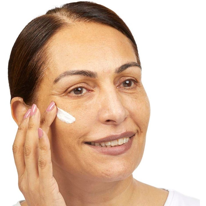 No7 Skincare Essential Set 80 ml mod rynker viser kvinde der påfører creme på kinden