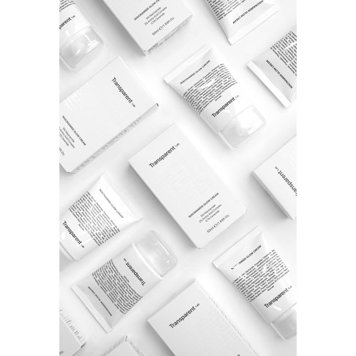 Niche Beauty Lab Transparent Lab Niacinamide Glow Cream 50 ml fugtgivende ansigtscreme i hvide tuber og papæsker.