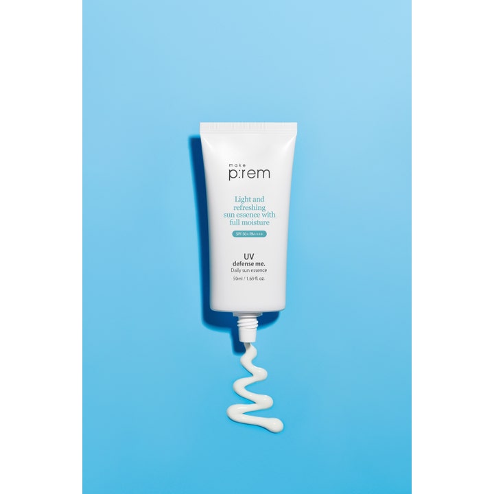 Make Prem UV Defense Me Daily Sun Essence 50 ml fugtgivende solcreme med hvid let tekstur presset ud på blå baggrund