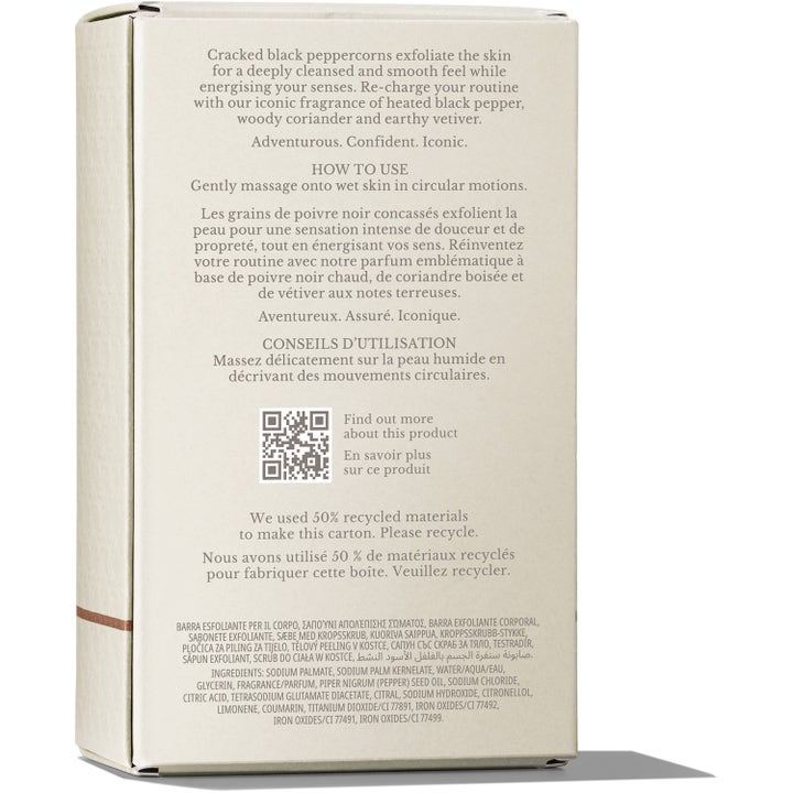 Molton Brown Re-charge Black Pepper Bodyscrub Bar 250 g eksklusiv kropspleje bagside af æske med QR-kode og vejledning.