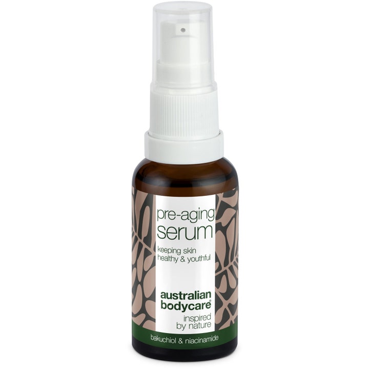Australian Bodycare Pre-aging Serum med bakuchiol i mørk glasflaske med hvid pumpe for en ungdommelig hud