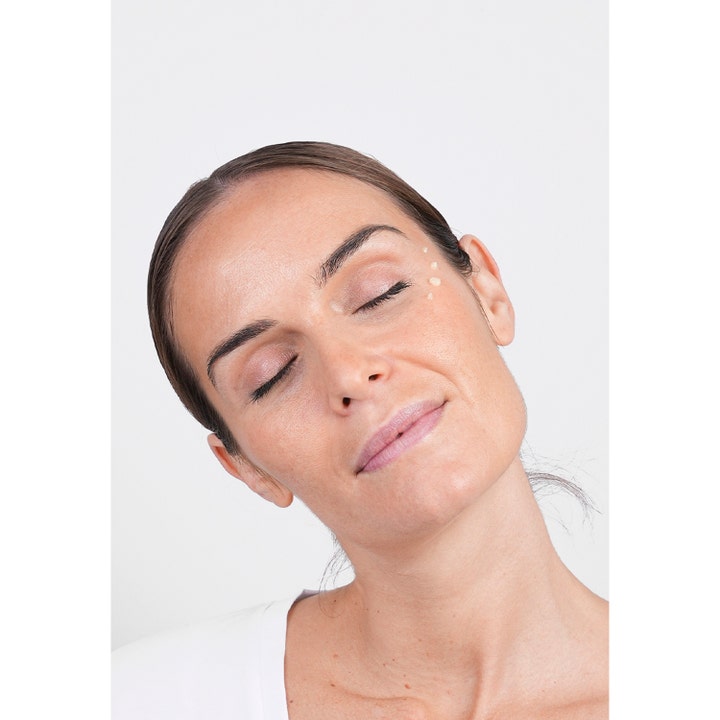 Niche Beauty Lab Transparent Lab De-Bloat Eye Serum 15 ml påføres som små dråber på huden ved øjet