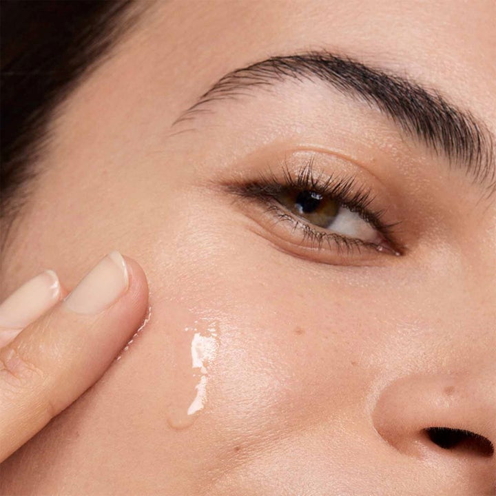 Clarins Multi-Active Glow Serum 30 ml udglattende ansigtsserum påføres som en klar dråbe på huden for glød.