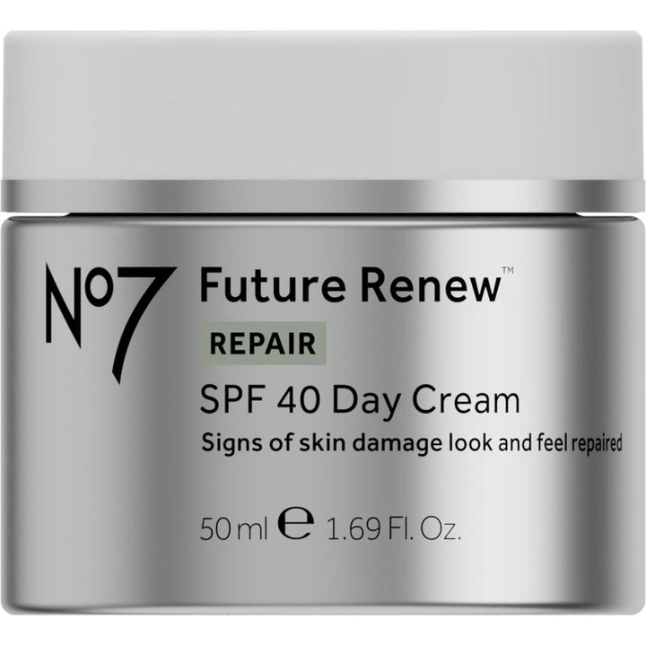 No7 Future Renew Repair SPF 40 Day Cream 50 ml reparerende dagcreme mod hudskader i sølvfarvet krukke med hvidt låg