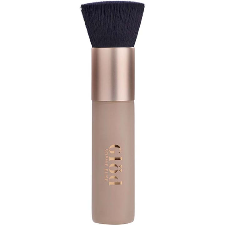 Glød Sophie Elise Kabuki Brush skaber en jævn glød med tætte sorte børstehår, rosa guld og et mat beige skaft.