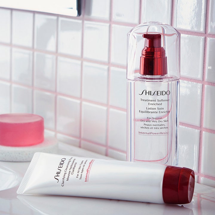 Shiseido Defend Clarifying Cleansing Foam 125 ml hvid tube med rødt låg i et badeværelsesmiljø