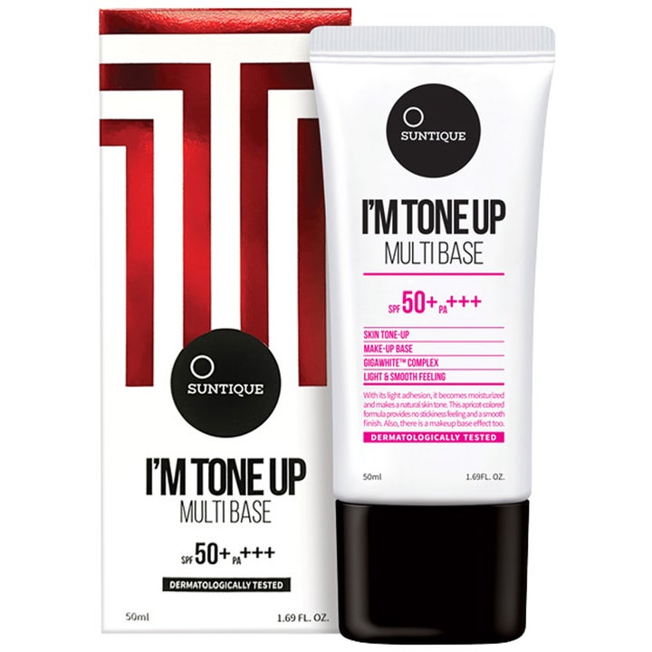 Suntique I'm Tone Up Multi Base 50ml solcreme skaber jævn finish i en hvid tube med sort låg ved siden af æsken