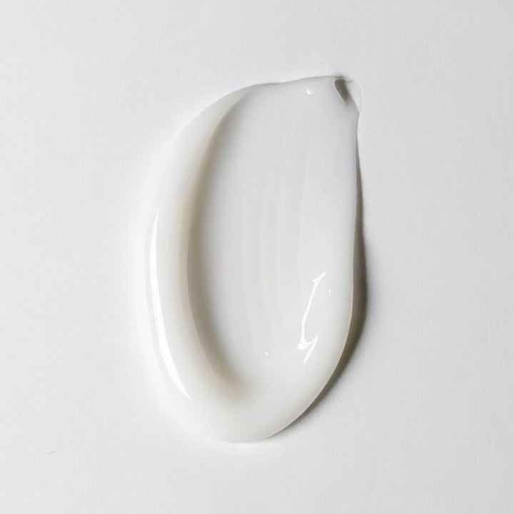 Jorgobé 5% Azelaic Acid Treatment 50 ml beroligende serum vist som en cremet hvid teksturprøve.