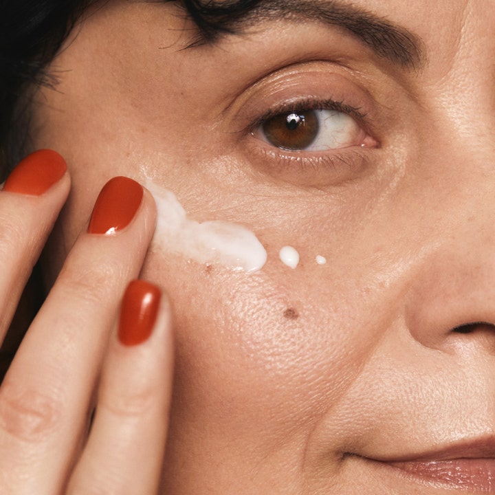 MÁDARA AGE PRO Contour Wrinkle Eye Cream 15 ml øjencreme mod rynker der påføres på huden under øjet.