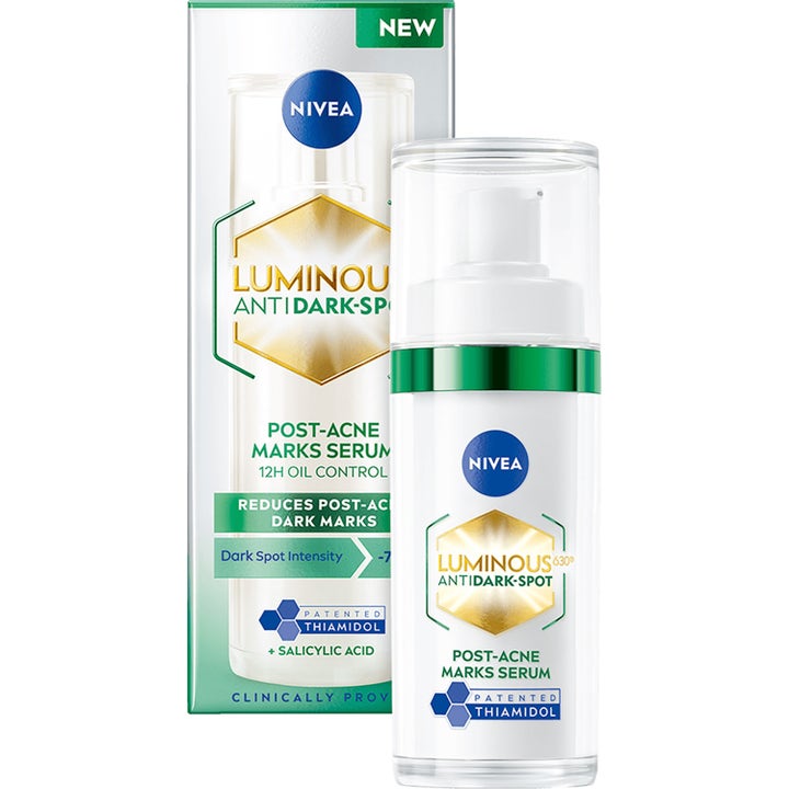 Nivea Luminous 630 Post-Acne Marks Serum 30 ml mod mørke pletter i hvid pumpeflaske med grønne detaljer
