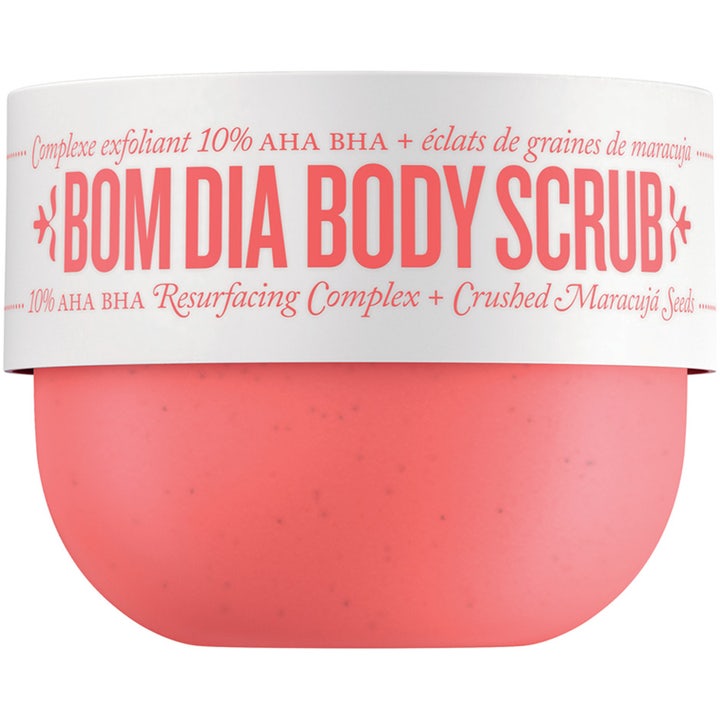 Sol de Janeiro Bom Dia Body Scrub 220g eksfolierende kropsskrub i koralrød krukke med hvidt mærkat og rød tekst