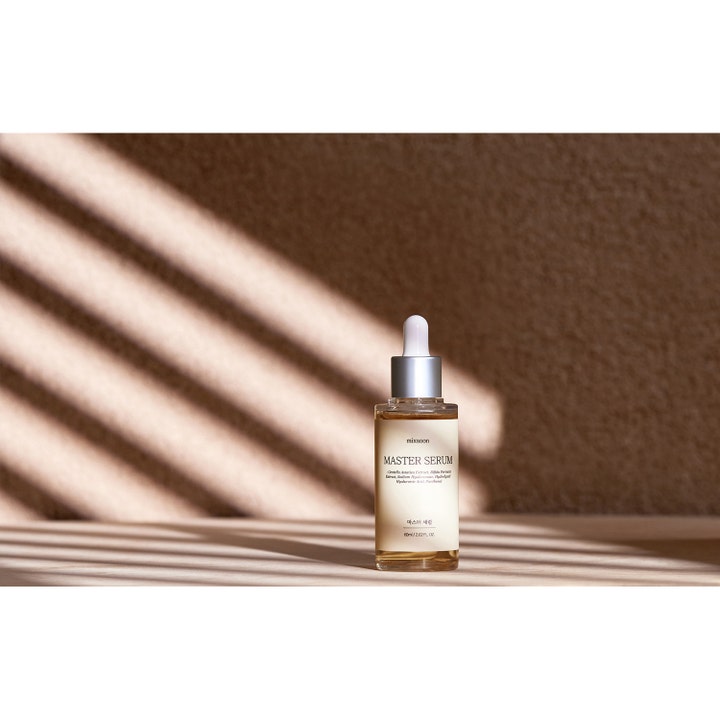 Mixsoon Master Serum 60 ml beroligende ansigtsserum i glasflaske med pipette i stemningsfuldt lys