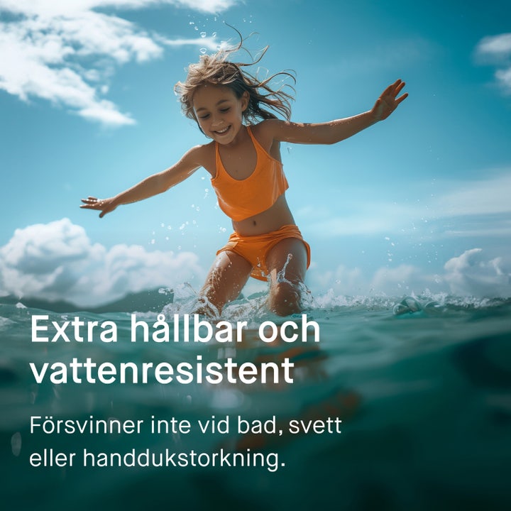 EVY Technology Sunscreen Mousse For Kids 150 ml solcreme påføres barn i ansigtet på stranden