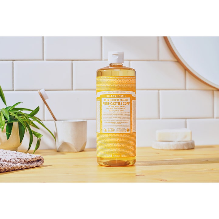 Dr. Bronner's Pure Castile Liquid Soap Citrus-Orange 945 ml rensende håndsæbe i stor flaske i et lyst badeværelsesmiljø.