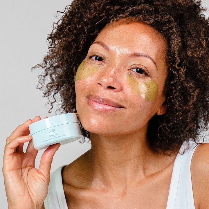 PÜR Mellow Eyes Rejuvenating Eye Patches 90 g foryngende øjenmaske på kvinde med patches og lyseblå krukke