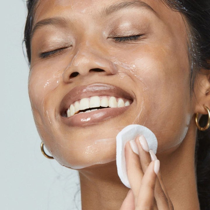 Dermalogica UltraCalming Cleanser Duo beroligende ansigtsrens fjerner gel med en vatrondel på en smilende kvinde