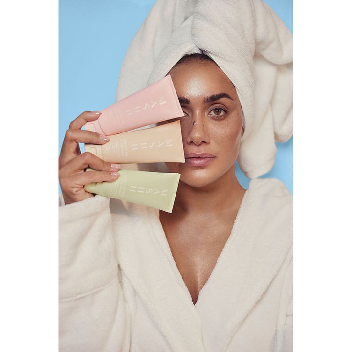 MASHH Pink Repair Moisture Mask 100 ml fugtgivende ansigtsmaske holdt af kvinde i hvid badekåbe med håndklæde