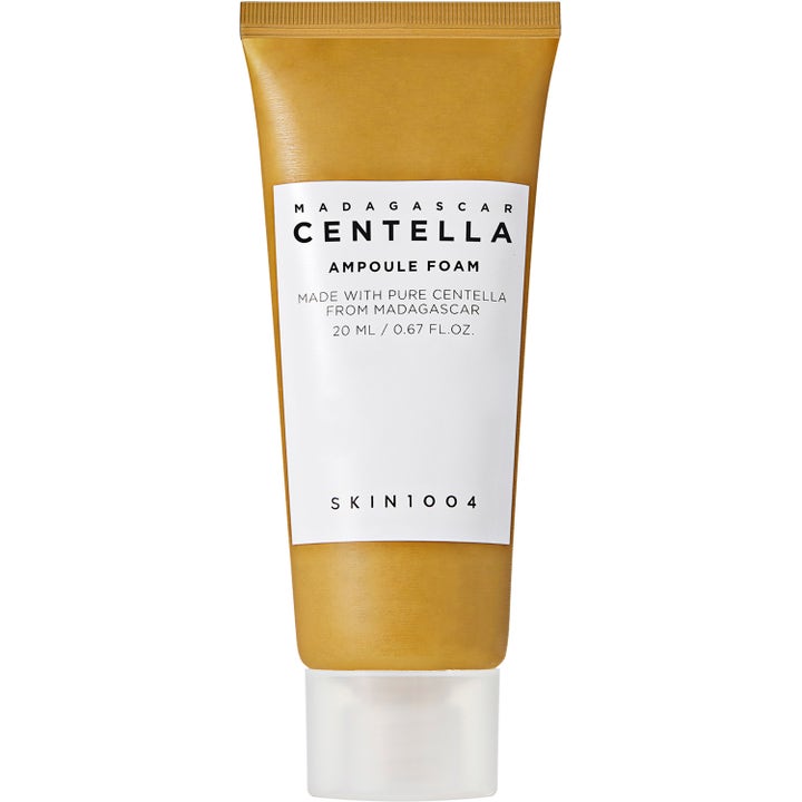 SKIN1004 Madagascar Centella Ampoule Foam 20 ml beroligende ansigtsrens i en gyldenbrun tube med hvid etiket