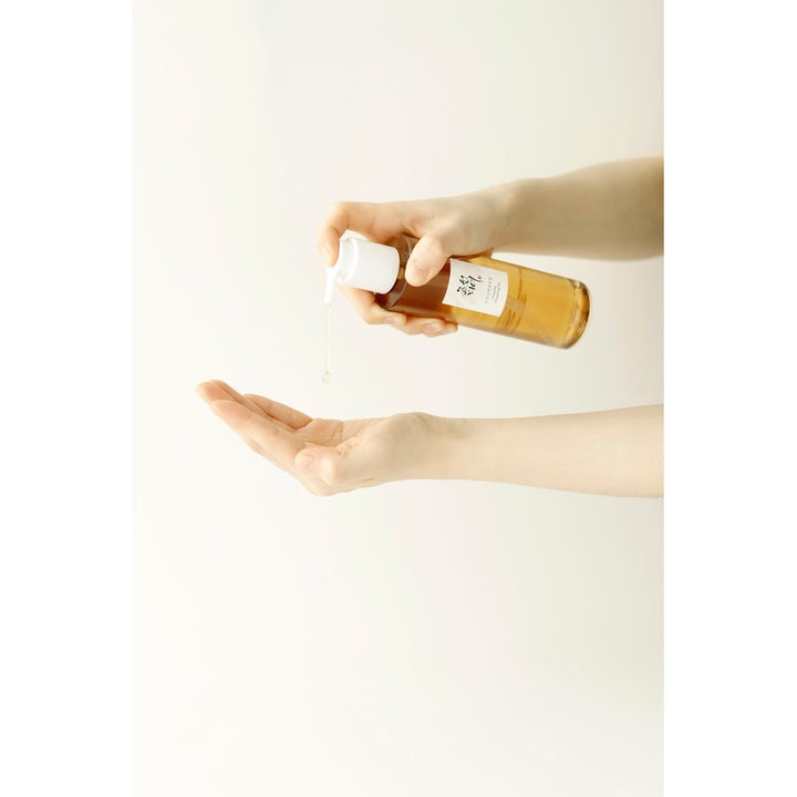 Beauty of Joseon Ginseng Cleansing Oil 210 ml ansigtsrens pumpes ud i hånden som en gylden olie til dybderens.