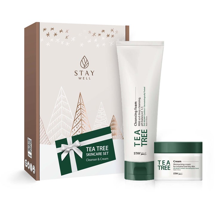 Stay Well Tea Tree Skincare Set 2 dele beroligende hudpleje i hvid tube og krukke foran æske med juletræsmotiv.