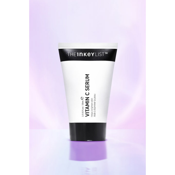 The INKEY List Vitamin C Serum 30 ml lysnende ansigtsserum i hvid tube med sort låg på lilla baggrund.