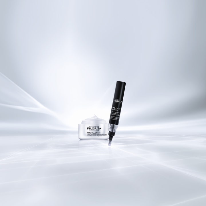 Filorga Time-Filler Shot 5XP 15 ml rynkereducerende serum i sort penformet tube ved siden af hvid krukke
