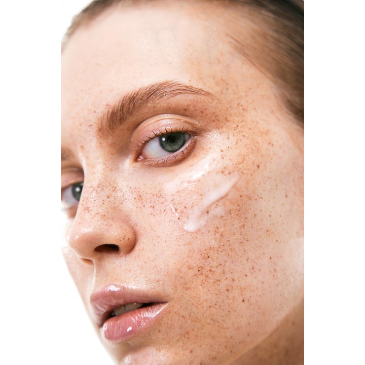 By Wishtrend Cera-barrier Soothing Ampoule 30 ml serum påføres på hud med fregner for at lindre og berolige.