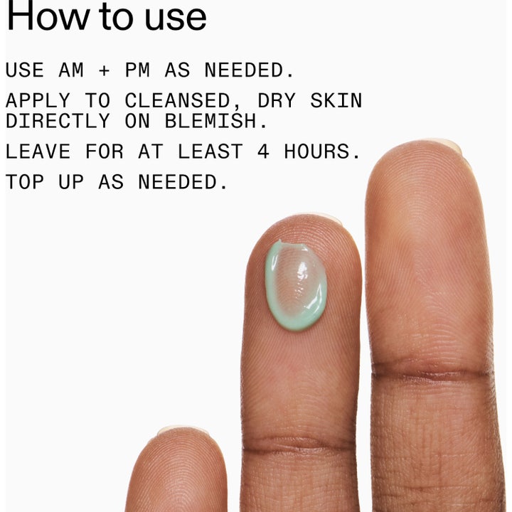 The INKEY List Succinic Acid Treatment 15 ml serum mod urenheder viser lysegrøn gel på finger og brugsanvisning