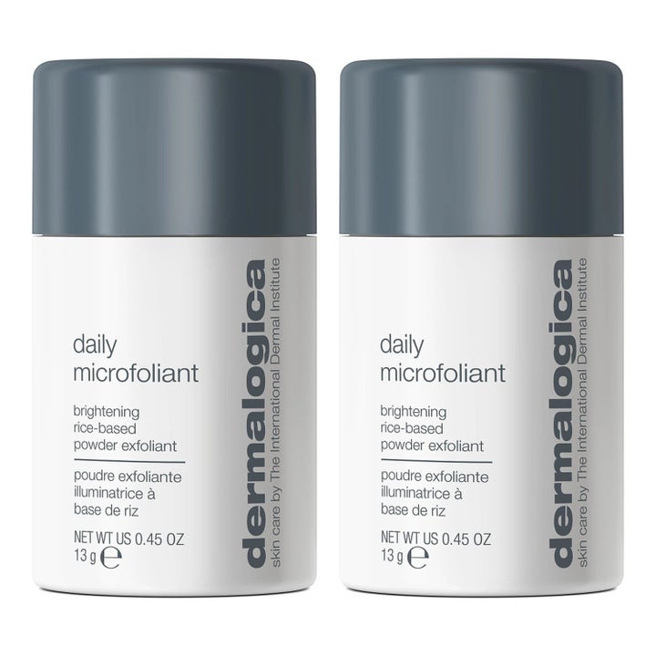 Dermalogica Daily Microfoliant 13 g risbaseret eksfolierende pulver i hvide beholdere med mørkegrå låg.
