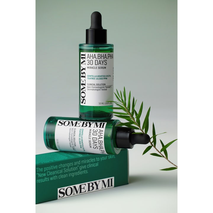 Some By Mi Aha-Bha-Pha 30 Days Miracle Serum 50 ml i grønne glasflasker med pipette og en grøn te-kvist