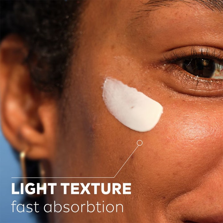 NIVEA Q10 Energy Recharging Night Cream 50 ml nattcreme viser let hvid tekstur og teksten LIGHT TEXTURE fast absorbtion