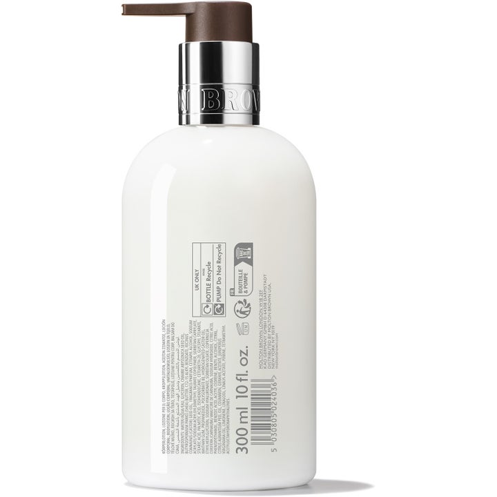 Molton Brown Sunlit Clementine & Vetiver 300 ml fugtgivende bodylotion set bagfra med ingrediensliste og pumpe