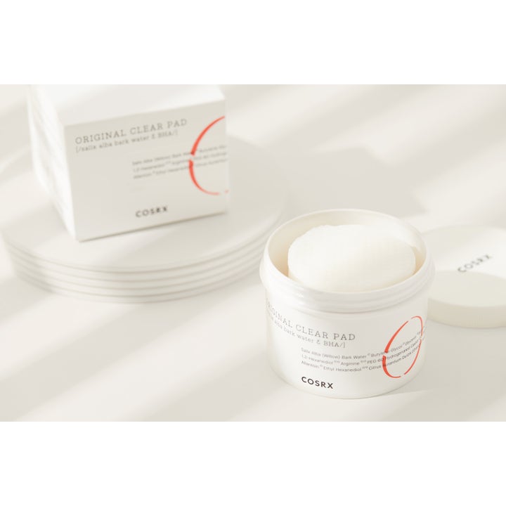 COSRX One Step Original Clear Pad 70 stk eksfolierende rondeller i åben hvid krukke med BHA