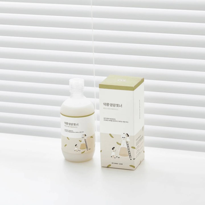 Round Lab Soybean Nourishing Toner 300 ml nærende toner i matteret flaske og æske med fine illustrationer