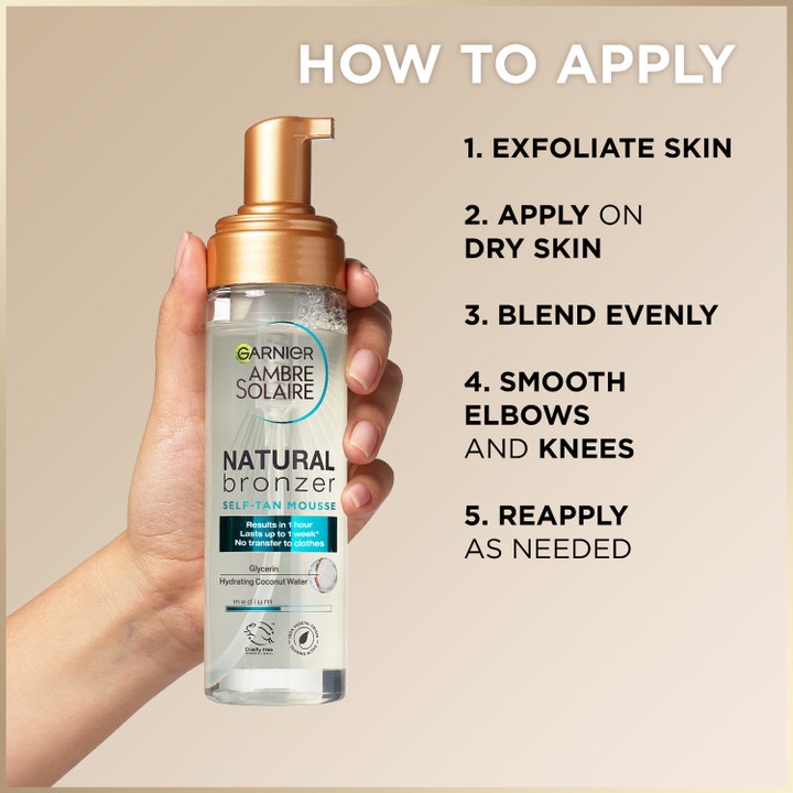 Garnier Ambre Solaire Natural Bronzer 200 ml selvbruner mousse i gennemsigtig flaske ved siden af en påføringsguide
