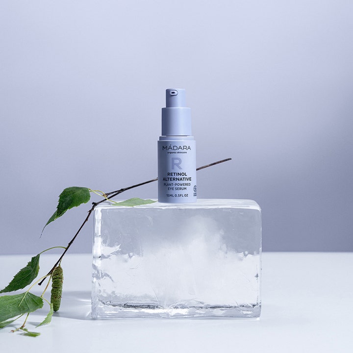 MÁDARA Retinol Alternative Eye Serum 15 ml opstrammende øjenpleje i lyseblå pumpeflaske på en isblok med birkegren.