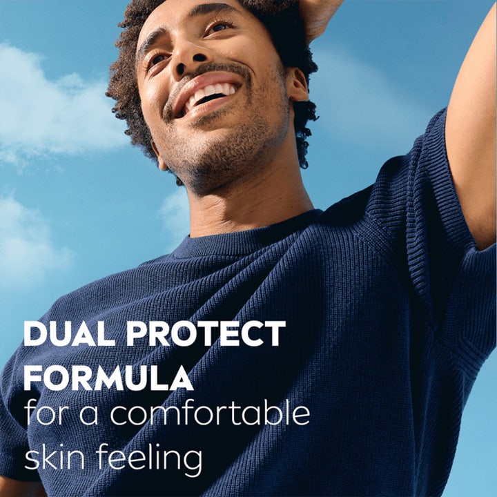 NIVEA Dry Impact Spray Deospray 150 ml beskyttelse til mænd viser Dual Protect Formula med en mand i blå trøje.