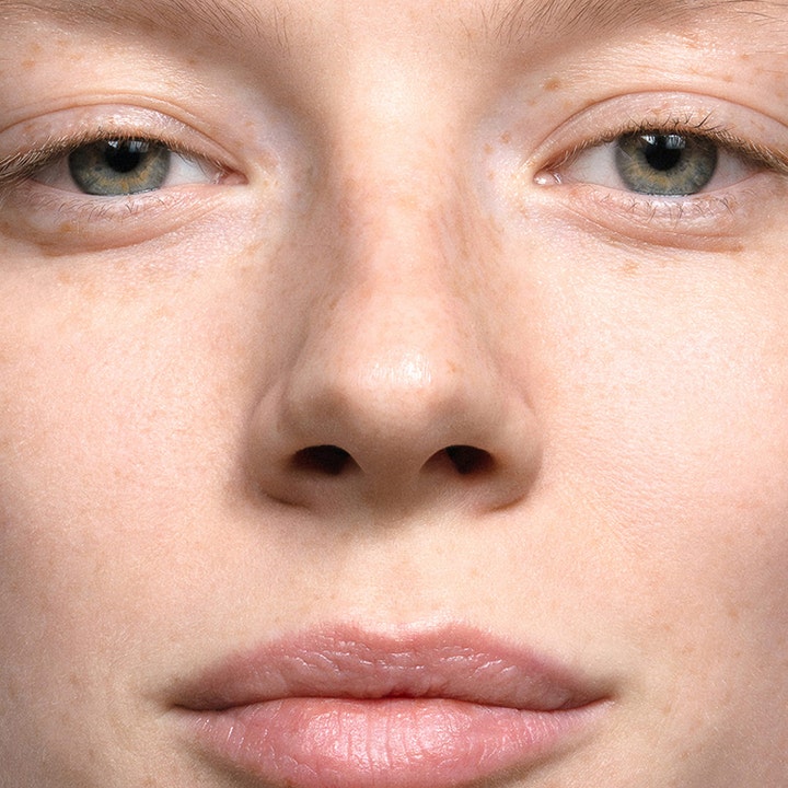 MÁDARA H2O Tint Hyaluron Tinted Serum 30 ml fugtgivende serum giver ansigtet en naturlig glød og jævn hudtone