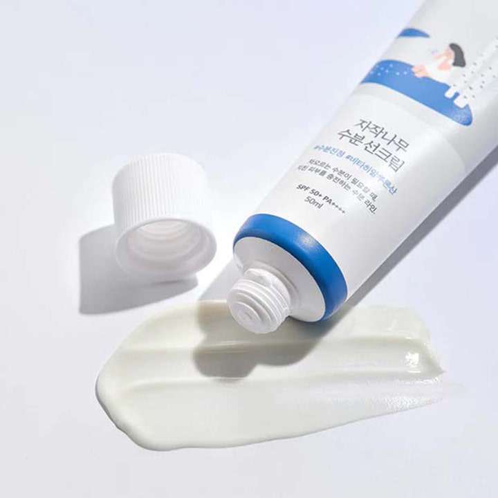 Round Lab Birch Juice Moisturizing Sunscreen 50 ml fugtgivende solcreme viser cremet hvid tekstur ved siden af tuben