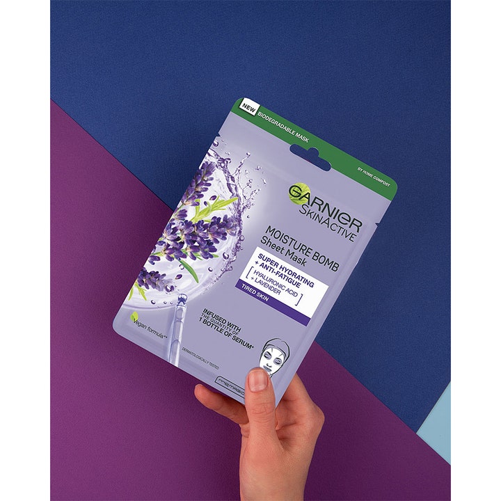 Garnier SkinActive Moisture Bomb Lavender 28 g sheet mask med hyaluronsyre mod træthedstegn i lilla pose.