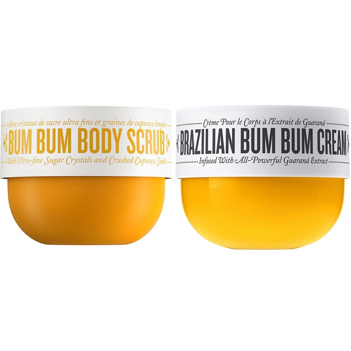 Sol de Janeiro Bum Bum Body Scrub og Cream kropspleje der fugter og eksfolierer i ikoniske gule krukker.