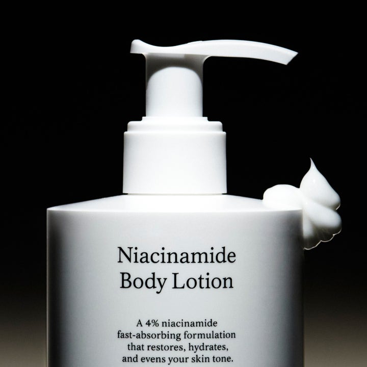 Jorgobé Niacinamide Body Lotion 300 ml udjævner hudtonen i hvid pumpeflaske med en klat hvid creme på siden