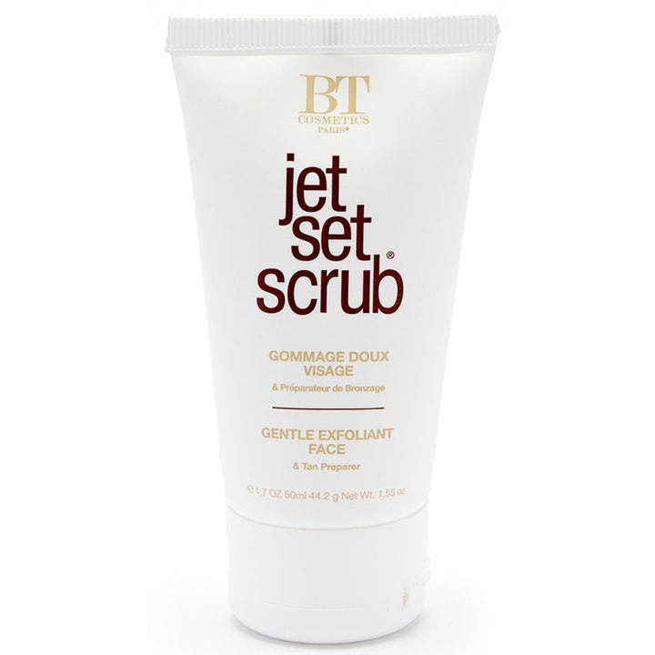 BT Cosmetics Jet Set Scrub 50 ml skånsom ansigtseksfoliering der forbereder huden til selvbruner i hvid tube