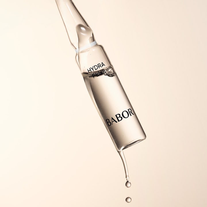 Babor Ampoule Hydra Plus 14 ml fugtgivende serum i klar glasampul med en faldende dråbe på lys baggrund
