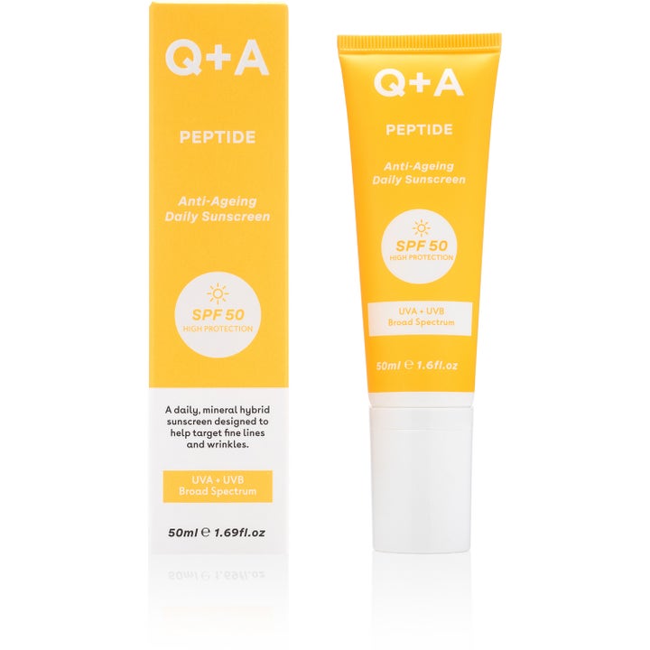 Q+A Peptide Renewing Face Sunscreen 50 ml solcreme til ansigtet i gul tube og æske der giver SPF 50 beskyttelse