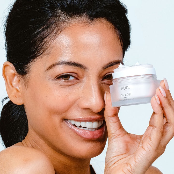 PÜR Get A Lift Cream 50 ml opstrammende ansigtscreme i krukke holdt af smilende kvinde med cremen synlig