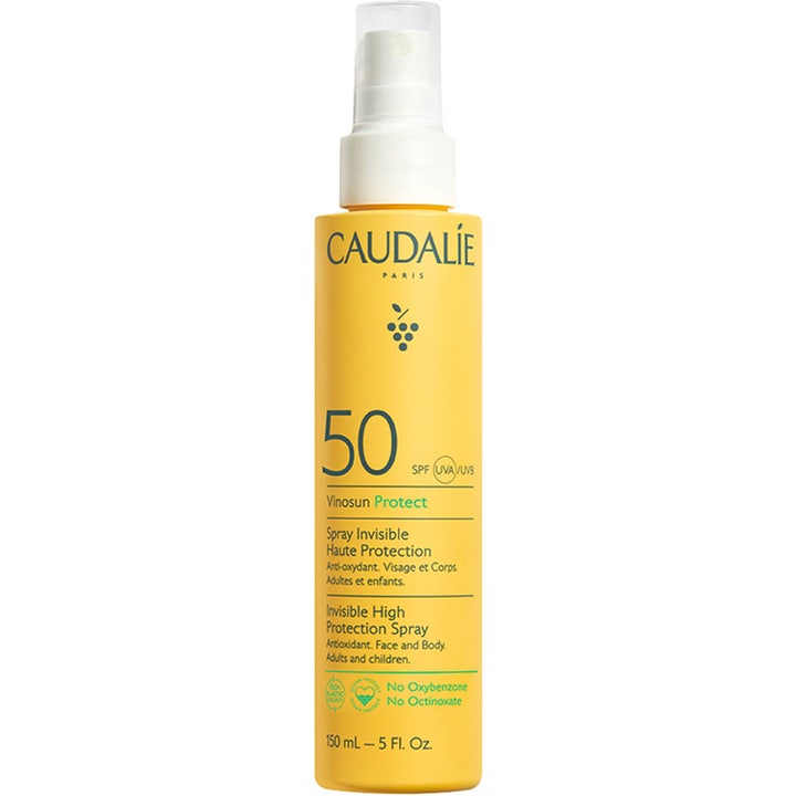 Caudalie Vinosun Protect SPF 50 150 ml usynlig solcreme spray i en gul plastflaske med hvidt sprayhoved og låg.